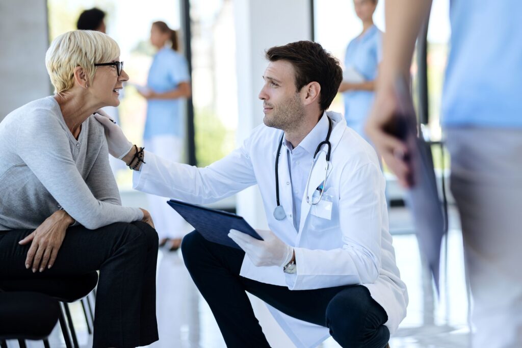 médecin en EHPAD avec une résidente malvoyante